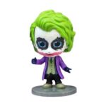 فیگور جوکر هیس لیجر کیوت ایستاده Joker Figure cute اگر طرفدار شخصیت های سینمایی و کلکسیون فیگور ها هستید، فیگور جوکر هیس لیجر یک گزینه بی نظیر برای کلکسیون شماست. این مجموعه شامل فیگور کوچک از شخصیت جوکر هیس لیجر در فیلم محبوب است . فیگور جوکر با دقت بالا و رنگ آمیزی حرفه ای ساخته شده اند. جزئیات لباس، حالت چهره و ژست ها طبیعی و جذاب است. متریال با کیفیت باعث دوام طولانی فیگور ها می شود و ظاهر آن را برای سال ها حفظ می کند. این ویژگی باعث شده کلکسیونر ها و علاقه مندان سینما از داشتن آنها لذت ببرند و بتوانند صحنه های خلاقانه و سینمایی بسازند.ابعاد استاندارد فیگور ها امکان قرار دادن آنها روی میز، قفسه یا داخل ویترین را راحت کرده است. می توانید فیگور را کنار دیگر شخصیت های فیلم یا کلکسیون های سینمایی خود قرار دهید و صحنه های منحصر به فرد خلق کنید. این مجموعه نه تنها ارزش کلکسیونی بالایی دارد، بلکه وسیله ای سرگرم کننده برای علاقه مندان سینما است تا تخیل و خلاقیت خود را به کار گیرند.فیگور جوکر هیس لیجر گزینه ای عالی برای هدیه دادن هم محسوب می شود. بسته بندی ایمن و شیک، هدیه دادن آن را ساده و جذاب می کند و تجربه ای به یاد ماندنی برای طرفداران جوکر ایجاد می کند.این مجموعه نه تنها برای کلکسیونر ها مناسب است، بلکه کودکان و علاقه مندان سینما هم میتوانند با شخصیت محبوبشان بازی کنند و دنیای جوکر را زنده کنند.